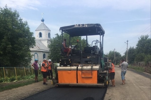 вулицю біля церкви в с. Білине Балтської міської ради дорожні майстри вкрили свіжим асфальтом