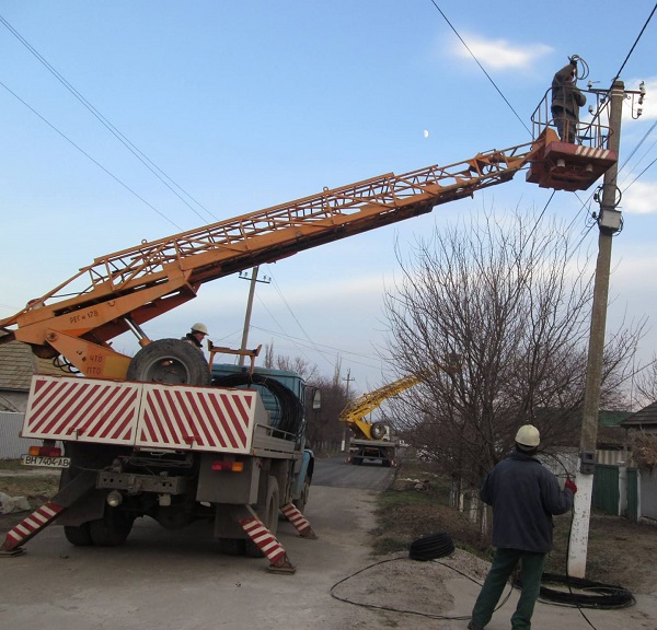 Дерева шкодять забезпеченню світлом села на Одещині