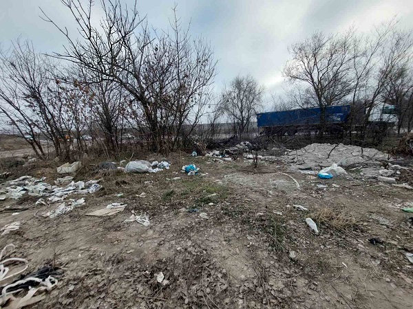 На жвавій дорозі біля Одеси комунальники зібрали 90 куб м сміття