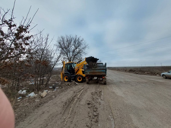 На жвавій дорозі біля Одеси комунальники зібрали 90 куб м сміття