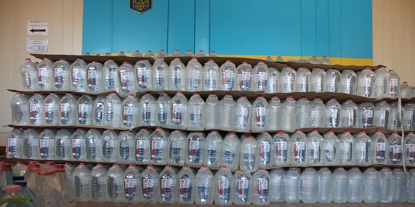 Французи через активістів з Одещини передали для жителів м. Миколаїв 5 тис літрів бутильованої води
