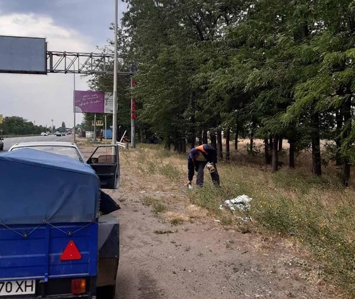 Активісти вийшли прибрати смітники на дорогах державного значення Одещини
